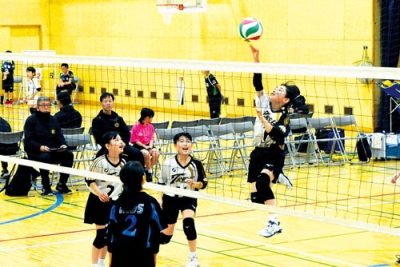 写真:得点を狙う選手ら