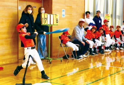 写真:小学3年生以下の選手たちが、白熱した攻防を繰り広げたティーボール大会