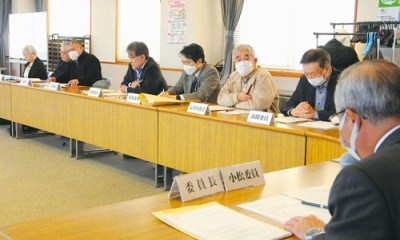 写真:25年度の赤い羽根、歳末たすけあいの実績が示された審査委員会