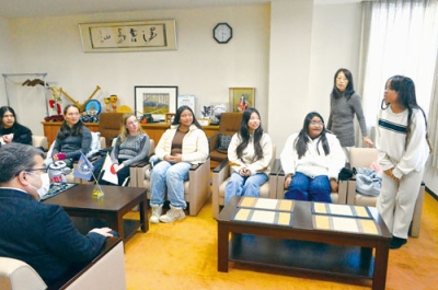写真:千葉副市長らに日本語で自己紹介する訪問団