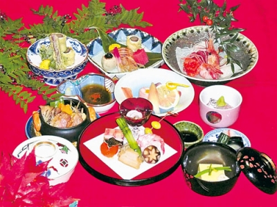 写真:四季折々の食材が楽しめるかわら家の懐石料理