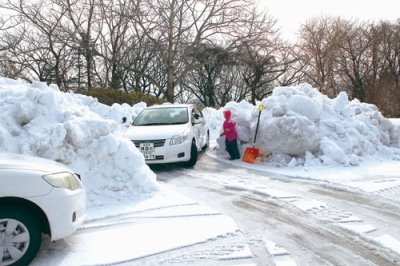 写真:雪山でできる死角を確認した安全運転講習会(提供写真)