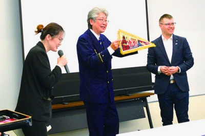 写真:視察団長のアリさん(右)に記念品を贈呈し、交友を深めた