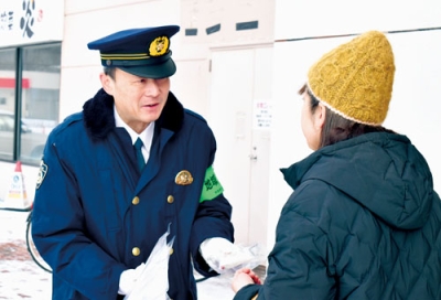 写真:買い物客に特殊詐欺被害への注意を呼びかける伊達署の渡部茂樹署長(左)