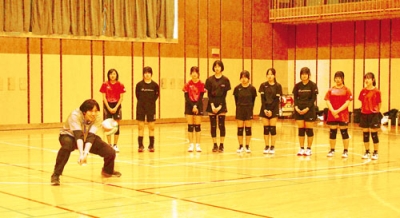 写真:レシーブの手本を見せる越川さん