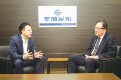 写真:海外事業について語るDENZAIの上村氏(左)と室蘭民報社の野田社長