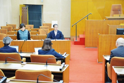 写真:委員と意見交換する小川さん(中央奥)と白川さん(左奥)