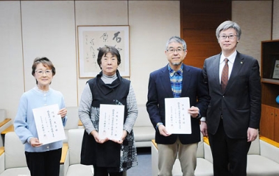 写真:委嘱状を手にする(左から)阿部さん、小野寺さん、伊藤さん