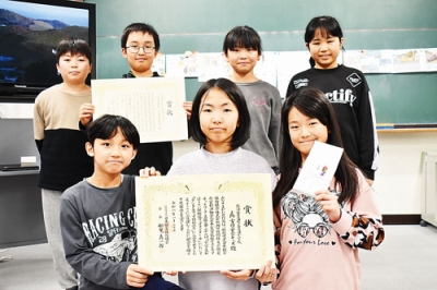 写真:「小学生ぼうさい探検隊マップコンクール」での入賞を喜ぶ児童
