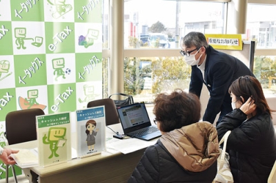 写真:「e-Taⅹ」に挑戦するブース来場者