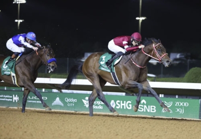 写真:サウジカップで2連覇を果たしたフォーエバーヤング(右)=キングアブドルアジズ競馬場(共同)