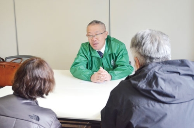 写真:市民の相談に応じる室蘭東ロータリークラブ会員