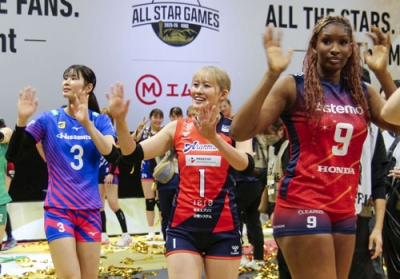 写真:バレーボールSVリーグ女子のオールスター戦で声援に応える大元朱菜(中央)=ジーライオンアリーナ神戸