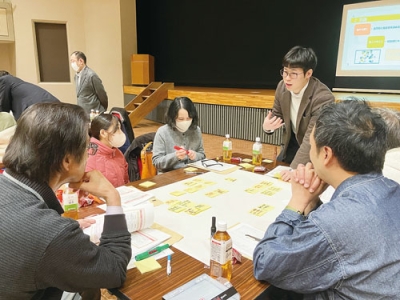 写真:意見を出し合う参加者たち