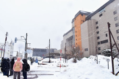 写真:多くの観光客が訪れている洞爺湖温泉街