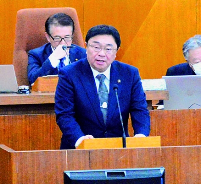 写真:市政執行方針演説を行う小笠原市長