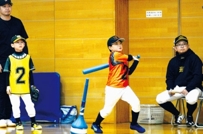 写真:決勝で本塁打を放つ八丁平マッスルズ・村井