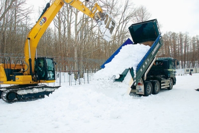 写真:特設会場に新雪を搬入する壮瞥町建設協会の大型車両