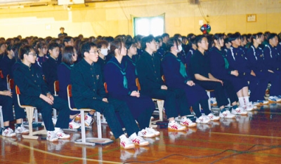 写真:日常のシチュエーションを再現した動画を見て、いじめといじりを考える生徒たち