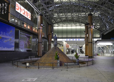 写真:人通りの少ない夜の近鉄奈良駅前=奈良市