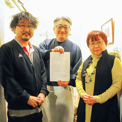 写真:第13回嚥下食メニューコンテストの決勝審査会に進出するケセラネットワークの音喜多会長ら