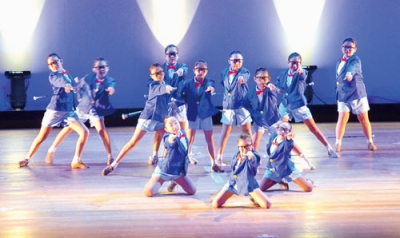 写真:巧みなバトンさばきとパフォーマンスで観客を魅了した発表会