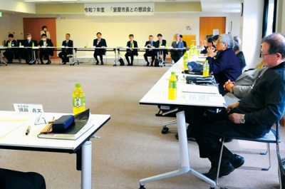 写真:室蘭市町連の役員と青山市長らが意見を交わした懇談会