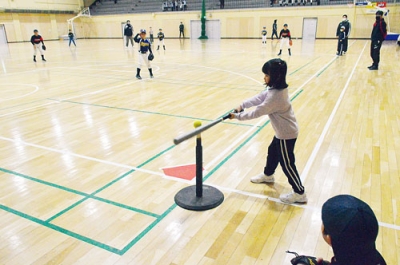 写真:バットを力いっぱい振る参加者