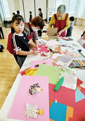 写真:折り紙を使ったひな人形作りを楽しむ子どもたち(提供写真)