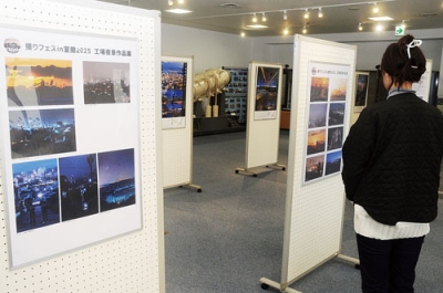 写真:工場夜景の写真などが並ぶパネル展