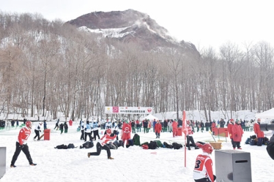 写真:第37回昭和新山国際雪合戦が21日、壮瞥町の昭和新山山麓で開幕した。道内外118チームが、白熱の“雪球バトル”を展開している=午前10時半ごろ
