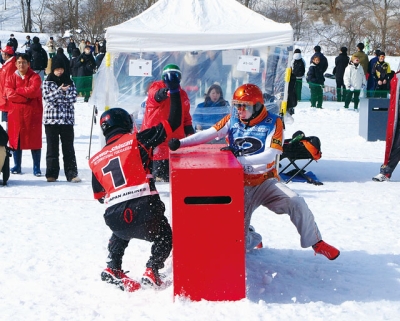 写真:激しく中央のシェルターを取り合う選手=22日
