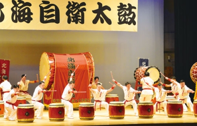 写真:石狩川の流れを表現した「北海激流流れ打ち」