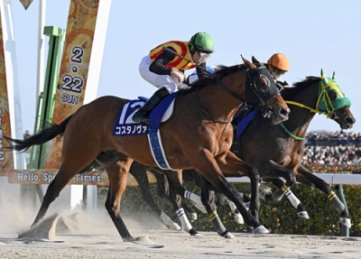 写真:第回フェブラリーステークスを制したコスタノヴァ(手前)=東京競馬場