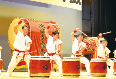 写真:陸上自衛隊幌別駐屯地北海自衛太鼓の創部60周年記念演奏会が22日、登別市民会館大ホールで開かれた。本番演奏では立ち見も出る超満員の来場者を前に、出演者は一打、一音に日ごろの感謝を込めて演奏した