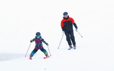 写真:家族で滑走を楽しむスキーヤー