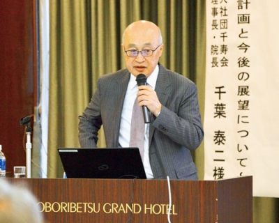 写真:寿会の総会で講演した千葉理事長・院長