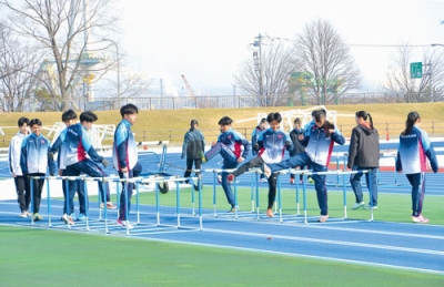 写真:日鋼室蘭スポーツパークの屋外トラックで練習に励む高校の陸上部員