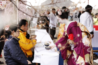 写真:京都・北野天満宮の「梅花祭」で開かれた野だて茶会で参拝客をもてなす舞妓=25日午前