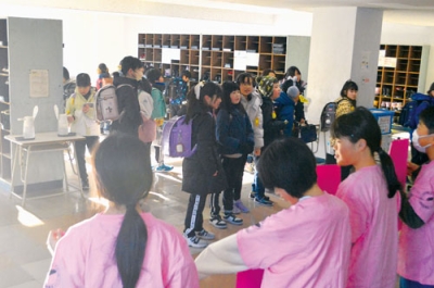 写真:いじめ撲滅を願いあいさつ運動を展開した児童たち