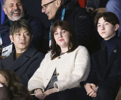 写真:ミラノ・コルティナ冬季五輪の男子SPを観戦する中田璃士(右)。左は父の誠人コーチ=ミラノ(共同)