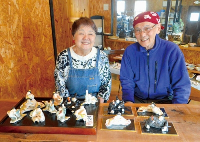 写真:笑びなを制作する津村さん夫妻