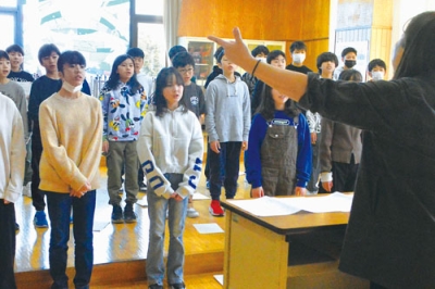 写真:秋山教諭に教わったことを意識して合唱に取り組む児童たち