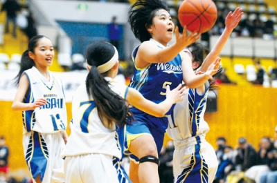 写真:力強いドリブルでディフェンスの網をかいくぐる室蘭西BEST・木村美琴(右から2人目)