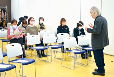 写真:昭和歌謡の合唱などを楽しんだ講座