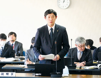 写真:市立病院の方向性について説明する青山市長