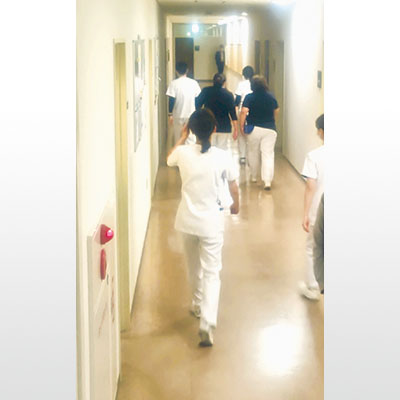 写真:説明会の会場に向かう職員ら=24日夜、市立室蘭総合病院