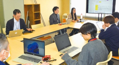 写真:壁打ちヒアリングで相談を受ける松田さん(右奥)