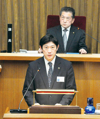 写真:4期目最後の市政方針を行う青山市長