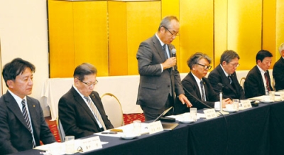 写真:地域振興につながる要望項目を説明した政策懇談会